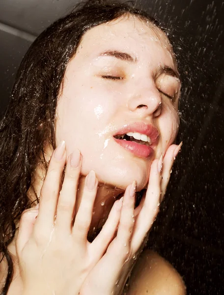 Menina tomando um banho — Fotografia de Stock
