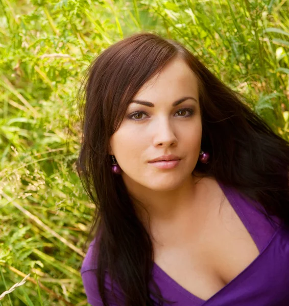 Jeune femme en plein air dans l'herbe en été — Photo