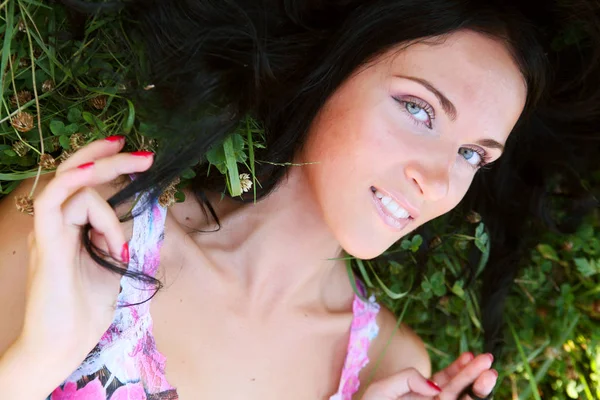 Joven sonriente mujer en la hierba — Foto de Stock