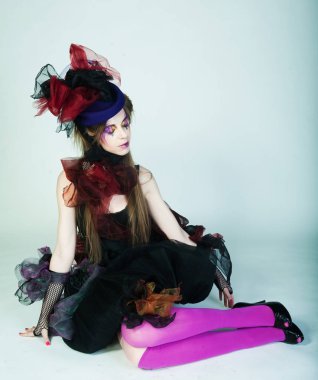 Yaratıcı makyajlı karnaval kıyafetli genç bir manken..