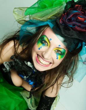 Sanatsal makyajlı güzel bir kadın.. 