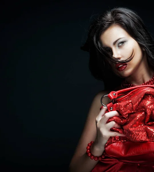Mujer joven con bolsa roja — Foto de Stock