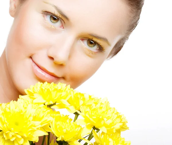 Visage féminin avec le chrysanthème jaune — Photo