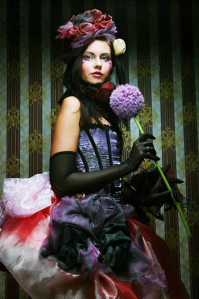 Mulher com maquiagem criativa em estilo de boneca com flor — Fotografia de Stock