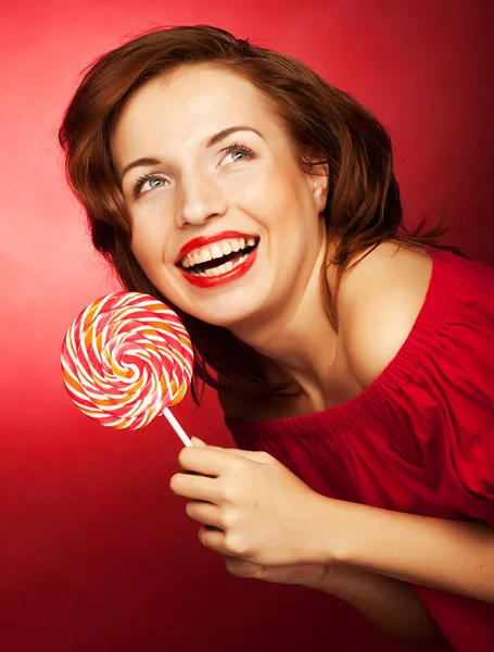 Porträtt av ung kvinna med lollipop — Stockfoto
