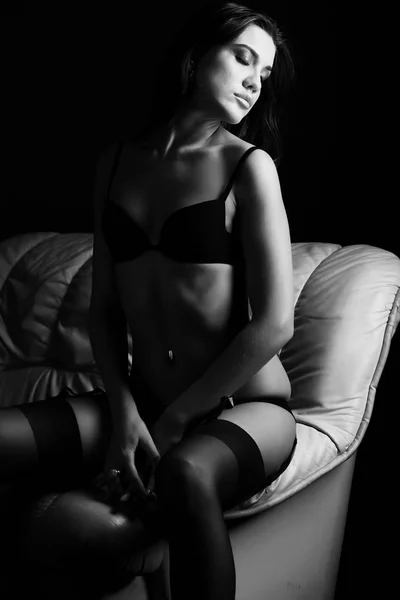 Çekici genç bir kadın seksi iç çamaşırlarıyla — Stok fotoğraf