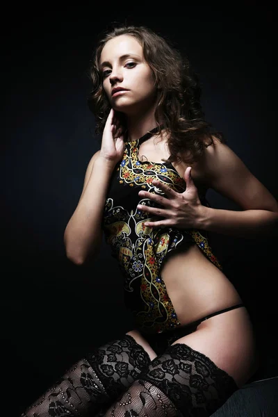 Mooie jonge vrouw in sexy lingerie — Stockfoto