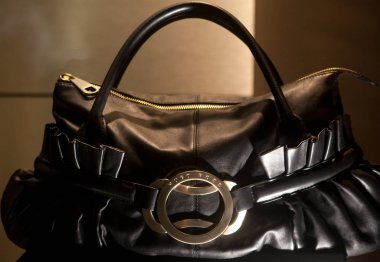 Çanta vitrinde açıkta kaldı. 