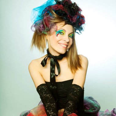 Yaratıcı makyajlı karnaval kıyafetli genç bir manken..