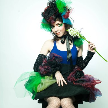 Yaratıcı makyajlı karnaval kıyafetli genç bir manken..