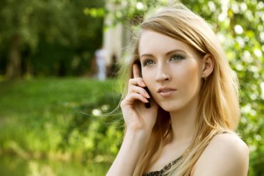  Cep telefonu kullanan kadın 