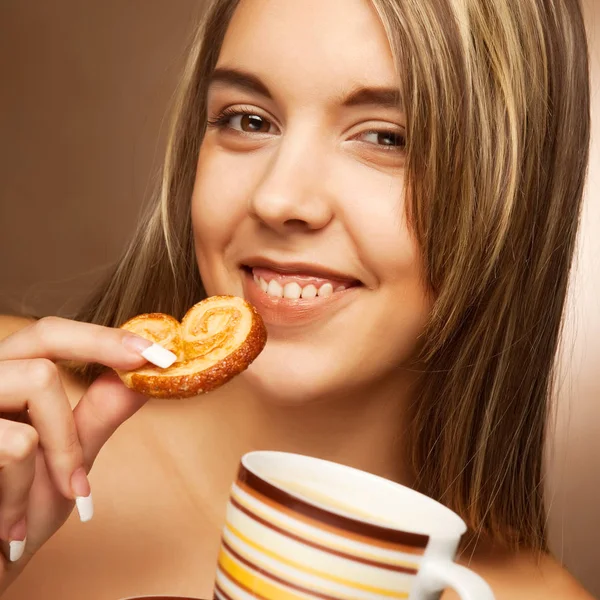コーヒーとクッキーを持つ女性 — ストック写真