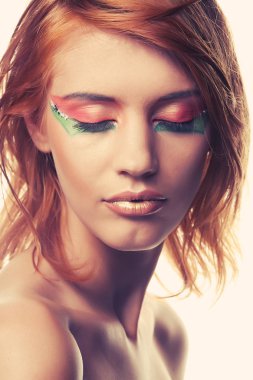   Yaratıcı makyaj ile mutlu gülümseyen redhaired kadın