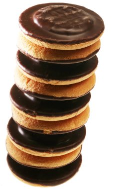 beyaz zemin üzerine çikolatalı kurabiye