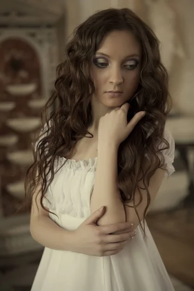 Romantyczny Panna Młoda w pałacu — Zdjęcie stockowe