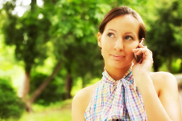 Woman using mobile phone outdoors — Stock Photo, Image
