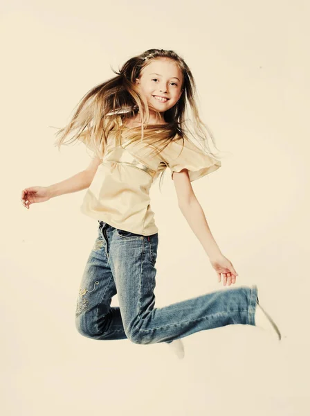 Dziewczyna skacze na białym tle — Zdjęcie stockowe