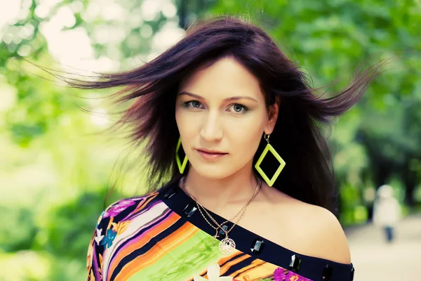 Young woman relaxing at park — Stock Photo, Image