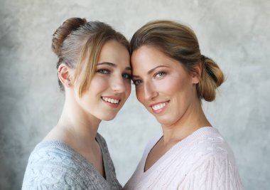   Mutlu genç kadın ve annesi evde.