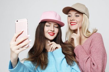  Hippi kıyafetli iki genç kız Smar 'da selfie çekiyorlar.
