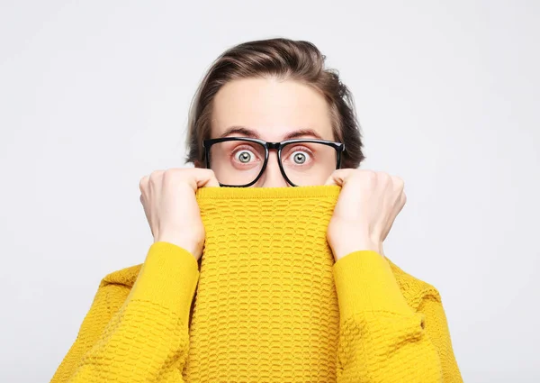 Aantrekkelijke man dragen gele trui verbaasd en verbaasd in shock en verrassing gezicht uitdrukking — Stockfoto