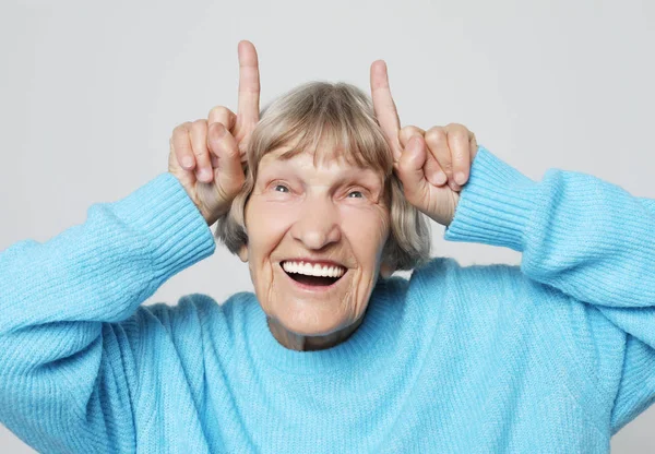 Grijs harige oude mooie mooie lachende vrouw. Geïsoleerd over witte achtergrond. — Stockfoto