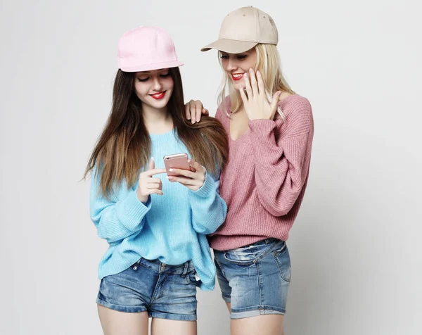 Deux amies adolescentes en tenue hipster font du selfie sur smar — Photo