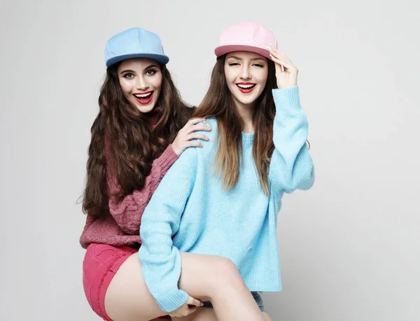 Dos chicas hipster sexy con estilo mejores amigos . — Foto de Stock