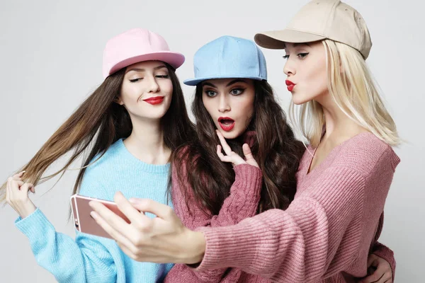 Tehnología Emoción Concepto Gente Tres Mejores Amigas Felices Usando Suéteres — Foto de Stock