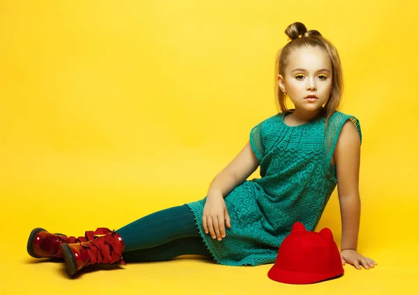 Κοριτσάκι της μόδας με ξανθά μαλλιά ποζάρουν πάνω από κίτρινο φόντο — Φωτογραφία Αρχείου