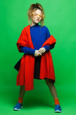 Küçük moda çocuğu portresi. Çocuk modası konsepti.