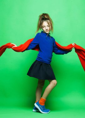 Küçük moda çocuğu portresi. Çocuk modası konsepti.