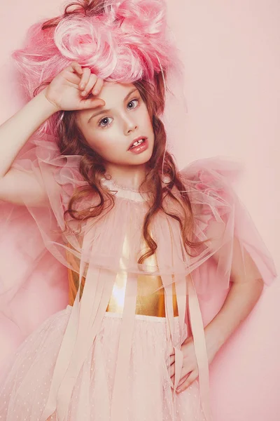 Pembe elbiseli güzel küçük prenses kız — Stok fotoğraf