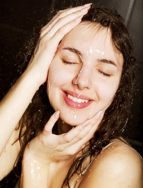 Mädchen unter der Dusche — Stockfoto