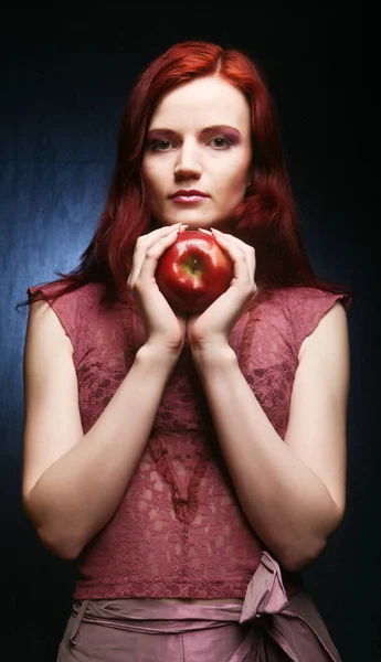 Femeie tânără cu mere — Fotografie, imagine de stoc