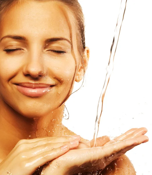 Kvinna med en droppar vatten på hennes rena ansikte — Stockfoto