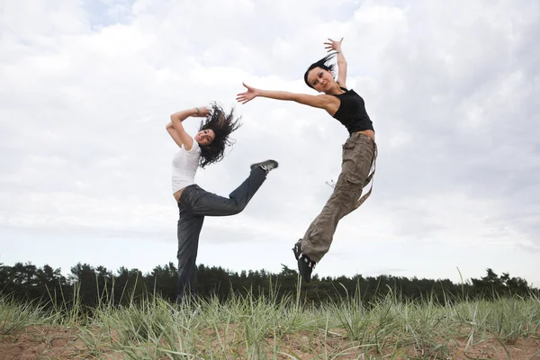 Beautiful girls jumping in the park — Stock Photo, Image