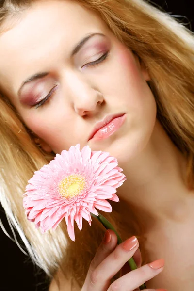 Belle jeune femme avec fleur de gerber — Photo