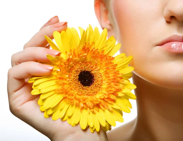 Belle jeune femme avec fleur de gerber — Photo