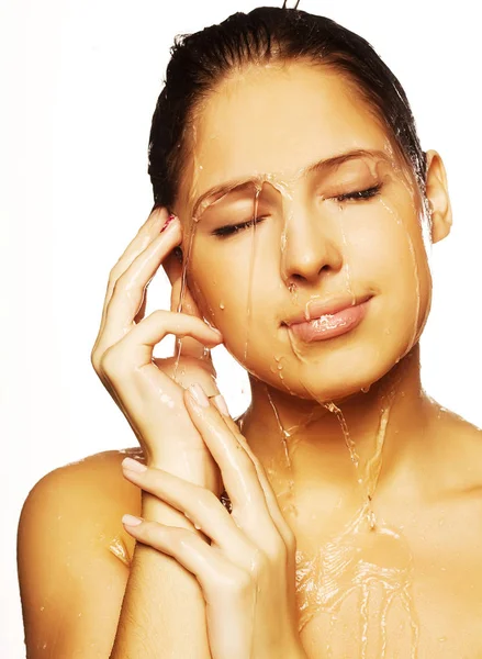 Vrouw met een druppels water op haar zuivere gezicht — Stockfoto