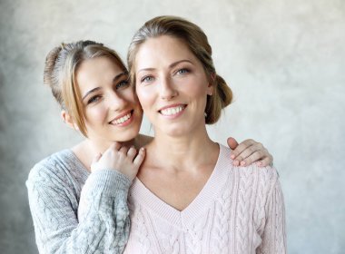  Mutlu genç kadın ve annesi evde, mutlu bir aile.