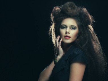 Muhteşem saçı olan güzel bir genç kadın.