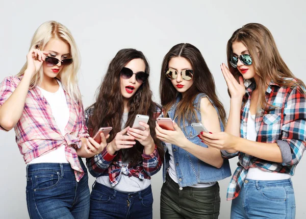 Femmes heureuses amis partageant les médias sociaux dans un téléphone intelligent — Photo