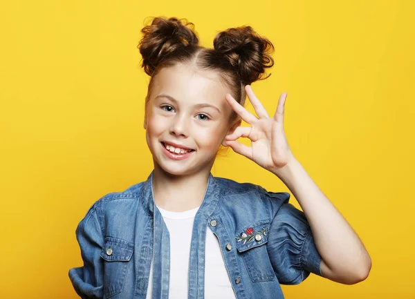 Emoción, la infancia y el concepto de la gente: niña mostrando gesto ok — Foto de Stock