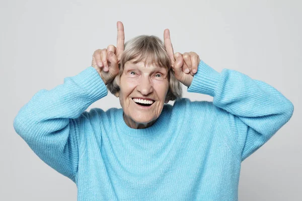 Divertida abuela posando en estudio —  Fotos de Stock