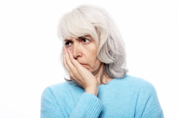 Concepto de estilo de vida, salud y personas: Mujer anciana que sufre de dolor de muelas sobre fondo blanco —  Fotos de Stock