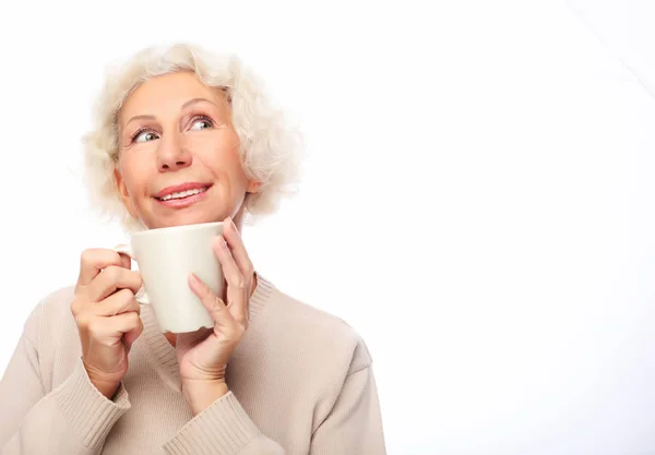 Velha senhora animado sorrindo rindo, segurando xícara beber café ou chá — Fotografia de Stock