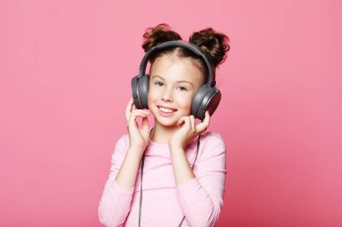  Kulaklıklı mutlu kız müzik dinliyor.