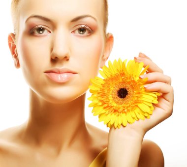 Gerber çiçekli güzel bir kadın.