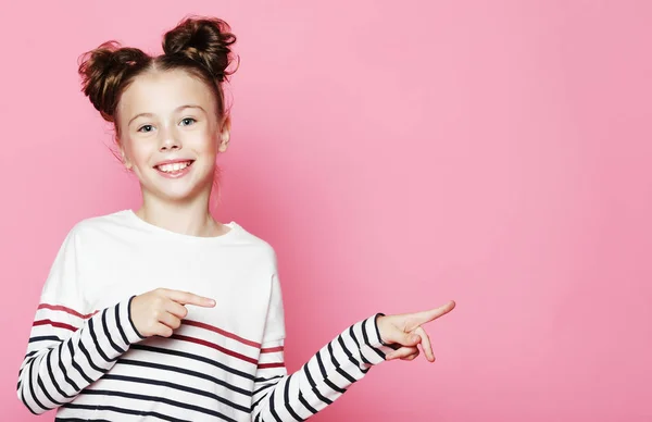 Эмоции, детство и люди концепция: Маленькая девочка показывает что-то на руке — стоковое фото